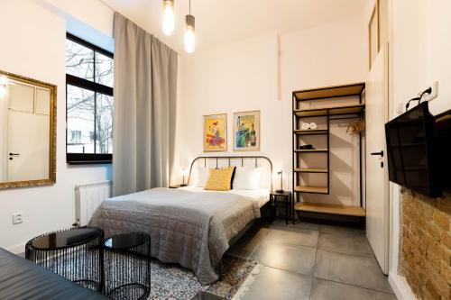 1 queen bed, 1 sofa bed