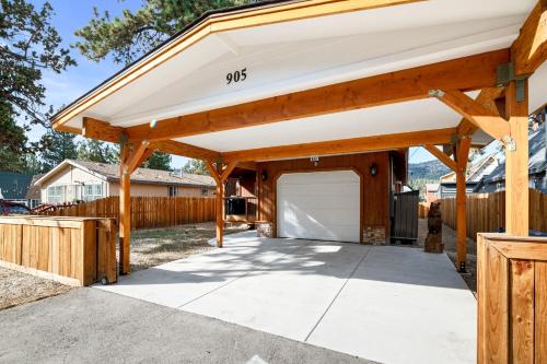 Rustic Cabin Mountain Escape by MariamsBnb