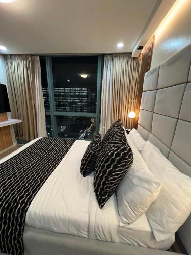 LARGE One Bedroom Unit In Uptown BGC, Manila