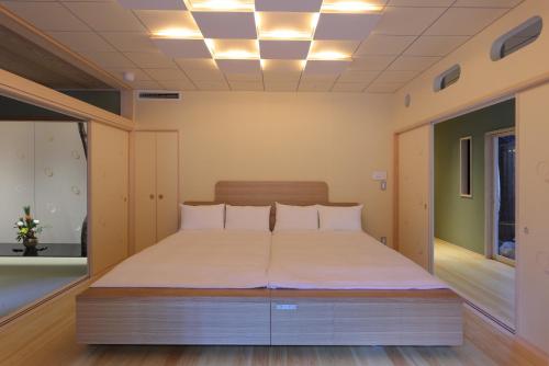 Twin Room with Mountain View image 7
