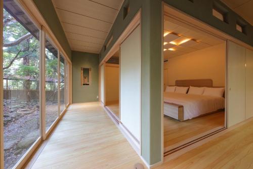 Twin Room with Mountain View image 4