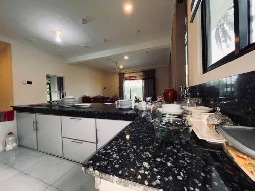 Golden Riverside Resort Kosgama in Hanwella
