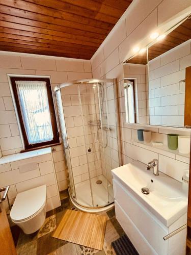 Bathroom, 2 - Gemutlicher Bungalow am Fuße der Wasserkuppe in Dipperz