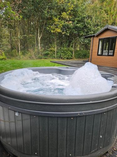 Cherry Tree Lodge with Hot Tub near Alton Towers in Croxden