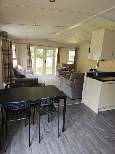 Cherry Tree Lodge with Hot Tub near Alton Towers in Croxden