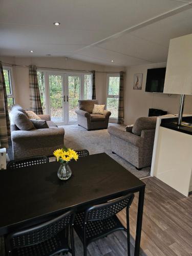 Cherry Tree Lodge with Hot Tub near Alton Towers in Croxden