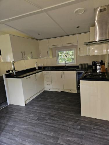 Cherry Tree Lodge with Hot Tub near Alton Towers in Croxden