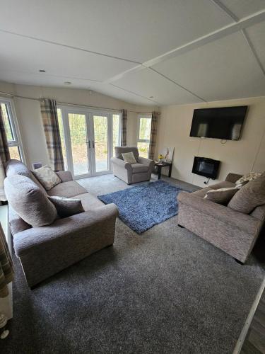 Cherry Tree Lodge with Hot Tub near Alton Towers in Croxden