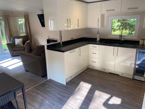 Cherry Tree Lodge with Hot Tub near Alton Towers in Croxden