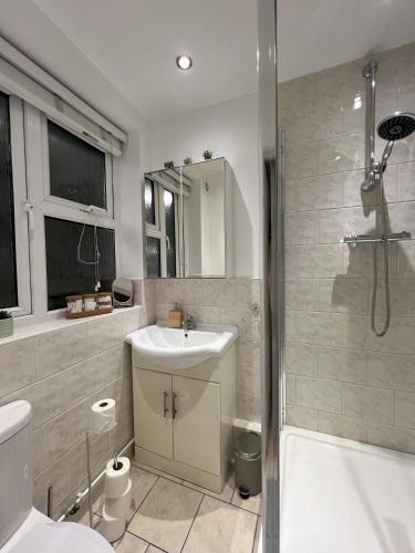 Spacious & Modern Family Gem - Two Bed Apartment - image 2