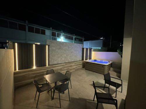 Modern beach stay, comfort steps from Luquillo beach, private jacuzzi in Luquillo