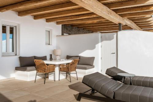 635776775 NĒRO Suites by NOMÉE Hospitality Group