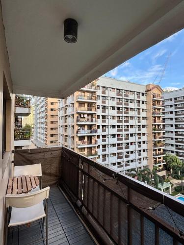 HelloQC Cubao - Cosy Home w Pool Access nr Train & Bus Stns for 4pax, Manila (photo 2)