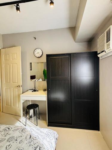 HelloQC Cubao - Cosy Home w Pool Access nr Train & Bus Stns for 4pax, Manila (photo 5)