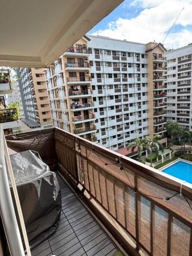 HelloQC Cubao - Cosy Home w Pool Access nr Train & Bus Stns for 4pax, Manila (photo 6)