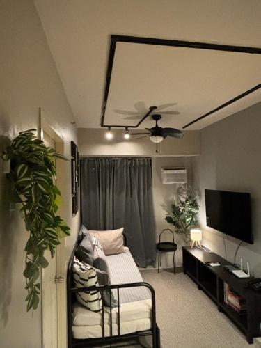 HelloQC Cubao - Cosy Home w Pool Access nr Train & Bus Stns for 4pax, Manila (photo 7)