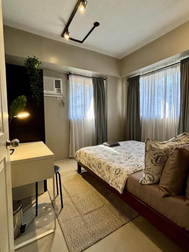 HelloQC Cubao - Cosy Home w Pool Access nr Train & Bus Stns for 4pax, Manila (photo 9)