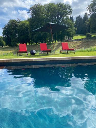 Domaine de Montmery sa piscine son jardin ses espaces gîte à louer Ambazac