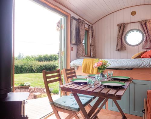 Luxury Shepherds Hut in Haresfield