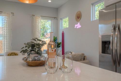 3BR Modern Boho Retreat Near Downtown- Enjoy Games, Books, Fast WiFi & King Bed! in Houston, USA