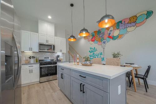 3BR Modern Boho Retreat Near Downtown- Enjoy Games, Books, Fast WiFi & King Bed! in Houston, USA