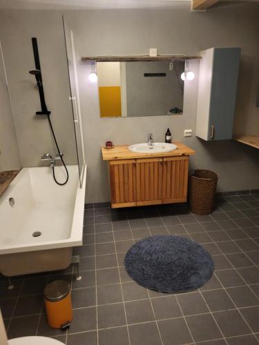 浴室, Private Apartment By The Sea in 斯塔姆松