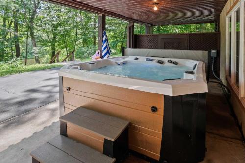 WaterFront Cabin Hot Tub Kayaks Firepit Game Consoles - image 8