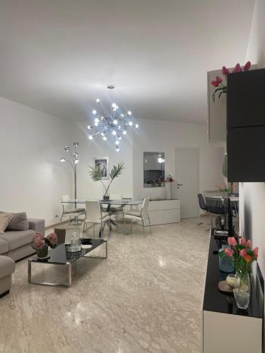 Dama Maria Elena - 1 min walk to Valle Aurelia Metro