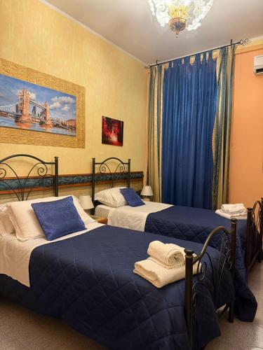 2 twin beds