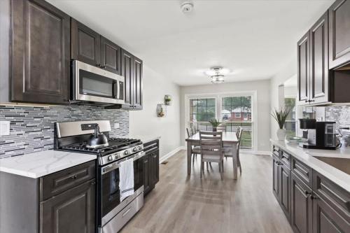 Westchester Retreat King bed in เวสต์เชสเตอร์ (IL)