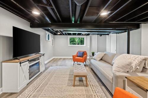 Glen Ellyn King Bed Gazebo Fast Wi-Fi