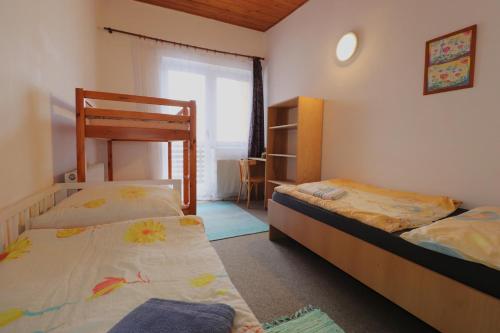 2 twin beds, 2 bunk beds