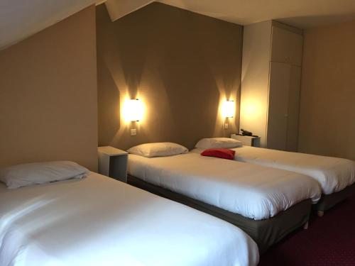 1 double bed, 1 twin bed