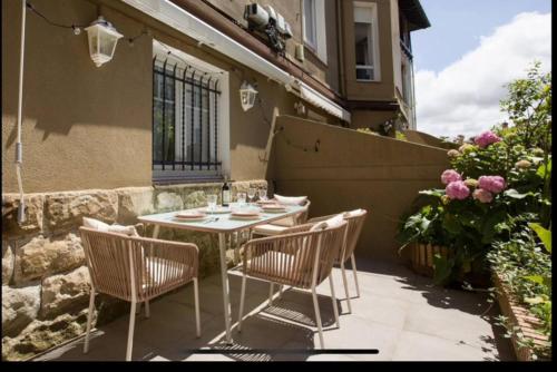 Large terrace 3 minutes from the beach in Getxo