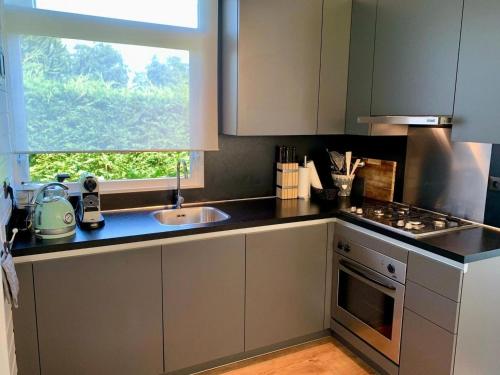 Konyha, Bungalow near beach with garden in Sint Maartensvlotbrug