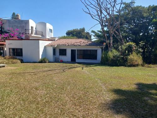Casa con alberca y jardin en parres jiutepex in Sin Asignación En Nombre de Asentamiento