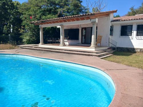Casa con alberca y jardin en parres jiutepex in Sin Asignación En Nombre de Asentamiento