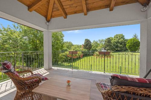 شرفة/ تراس, Old Stone Villa Katarina in Santalezi