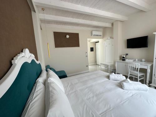 Double Room with Terrace image 9