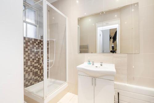 Hyde Park Rooms & Apartments - image 4