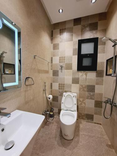 دور ارضي بمدخل خاص وثلاث غرف نوم فخم