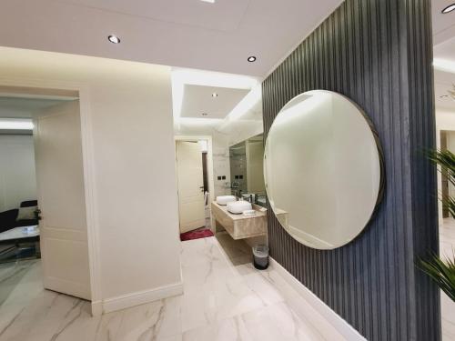 دور ارضي بمدخل خاص وثلاث غرف نوم فخم