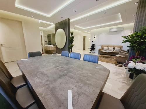 دور ارضي بمدخل خاص وثلاث غرف نوم فخم