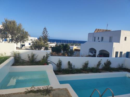 สระว่ายน้ำ, Tzitziki in โลการาซ - พาวน์ด้าบีช