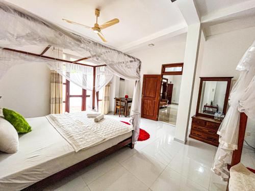 Deluxe Family Room image 9