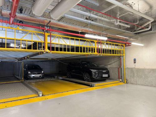 Modern 2B Apartment with City Views