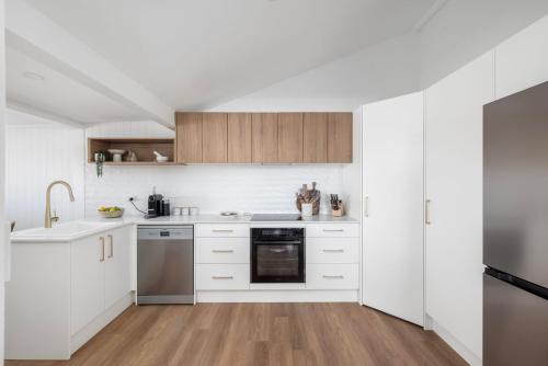 Cozinha, Waves at Boat Harbour, 65 Kingsley Dr - stunning house, fantastic waterviews and dog friendly in Praia One Mile