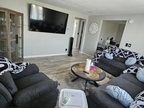 Cozy Roomy family sized apartment on major bus route close to all