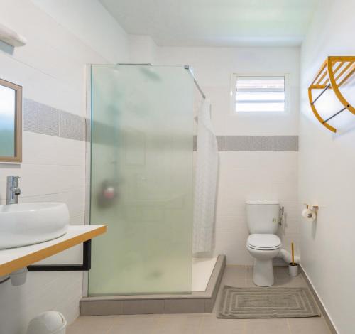 ห้องน้ำ, Ti'Paradis Rémire - 2 chambres - 5 min de la Plage - Wifi - Balcon - Adapté long séjour (Ti'Paradis Remire - 2 chambres - 5 min de la Plage - Wifi - Balcon - Adapte long sejour) in เรอมีร์-มงโฌลี