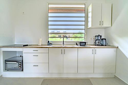 Ti'Paradis Rémire - 2 chambres - 5 min de la Plage - Wifi - Balcon - Adapté long séjour (Ti'Paradis Remire - 2 chambres - 5 min de la Plage - Wifi - Balcon - Adapte long sejour) in เรอมีร์-มงโฌลี